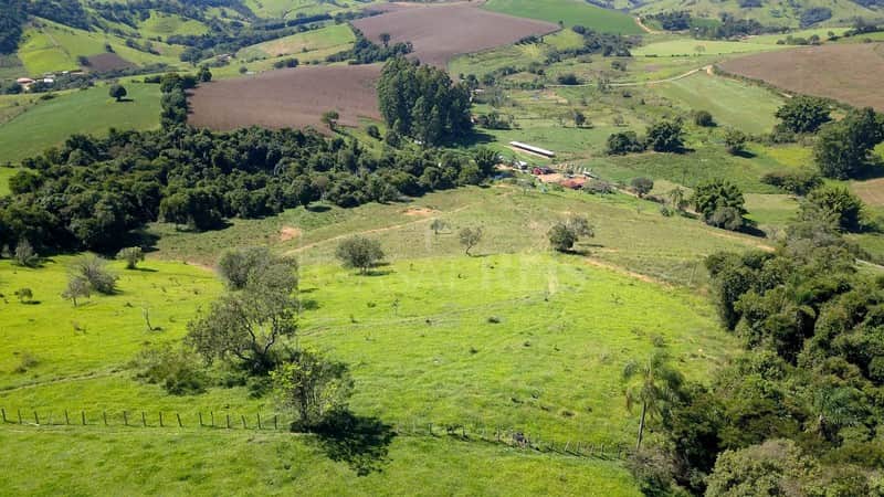 Vista aérea de propriedade rural com