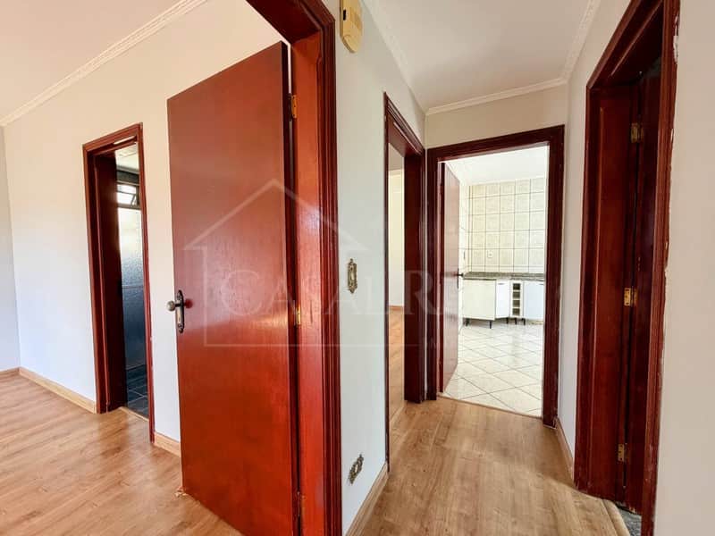 Corredor interno com portas