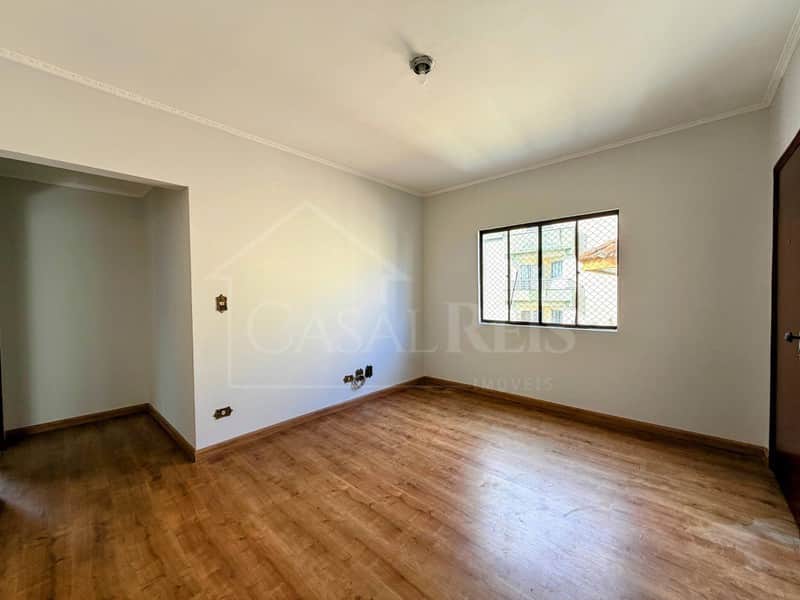 Sala vazia com paredes claras