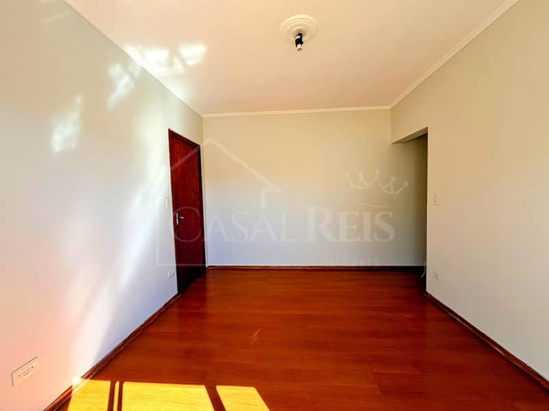 Sala vazia com paredes claras