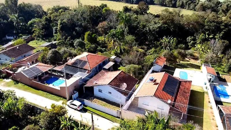 Vista aérea de casas com tel