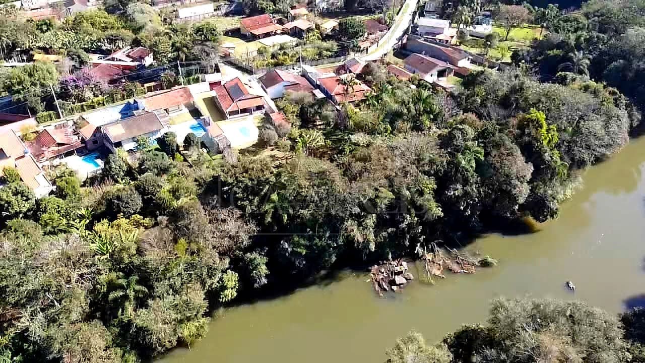 Vista aérea de casas com pis
