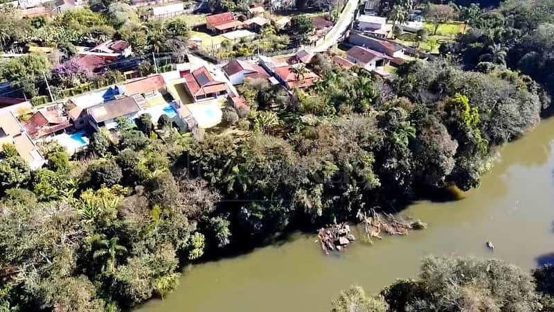 Vista aérea de casas com pis