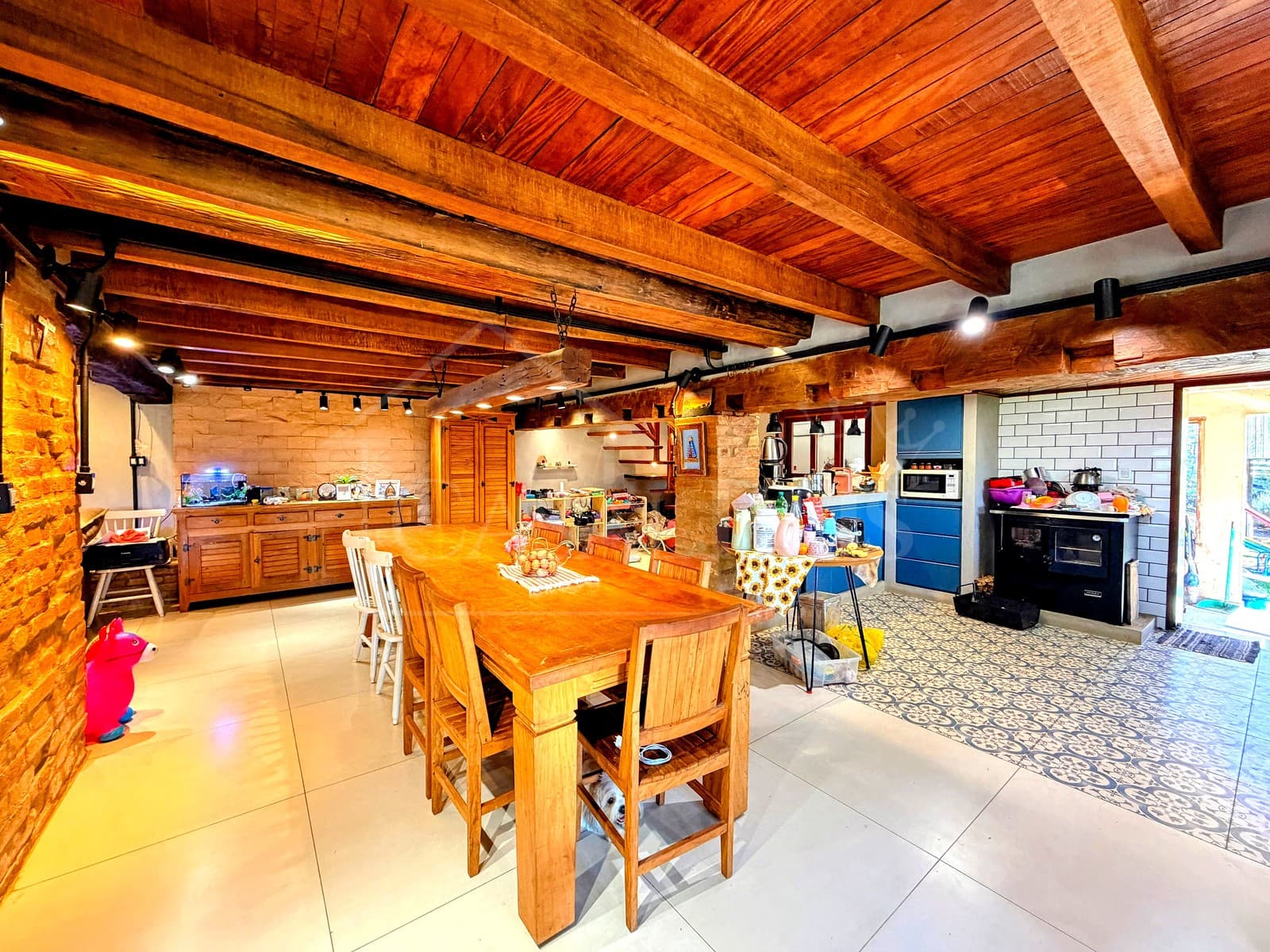 Amplo ambiente rústico