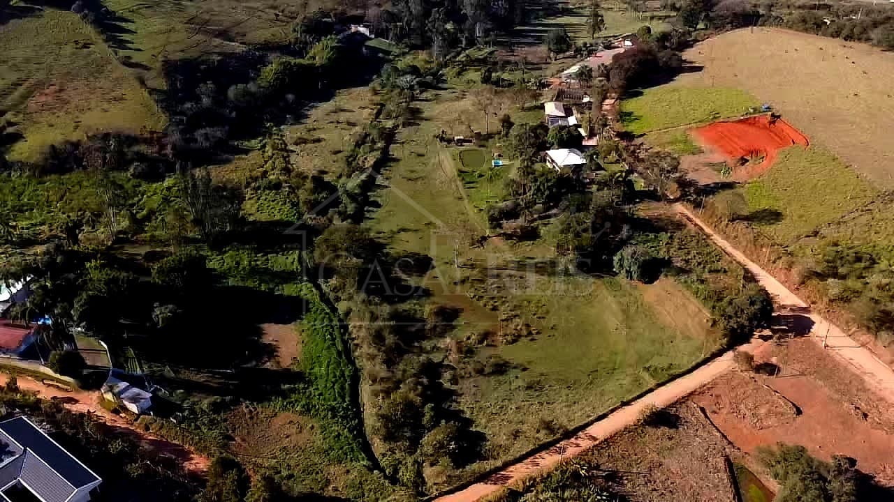 Vista aérea de propriedade rural com