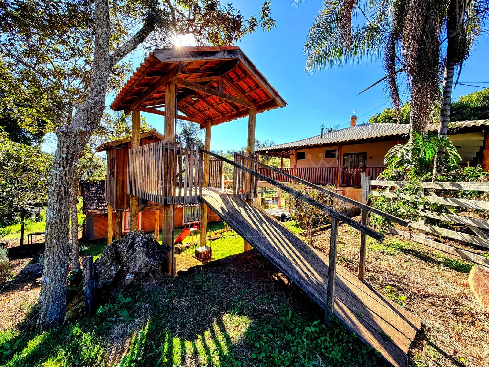 Área externa com casa de