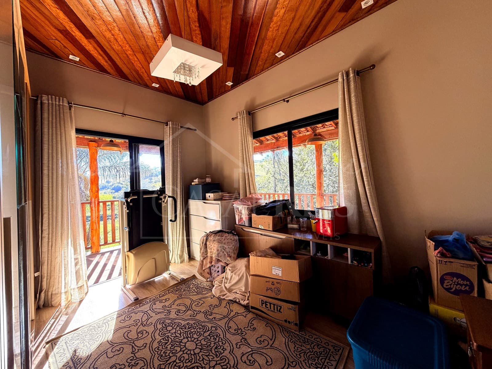 Quarto com teto de