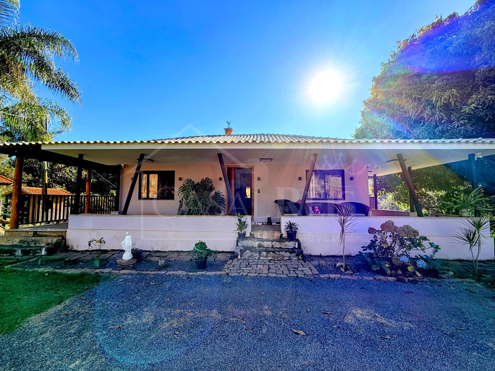 Fachada de casa com var
