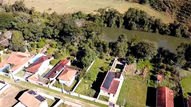 Vista aérea de casas com tel