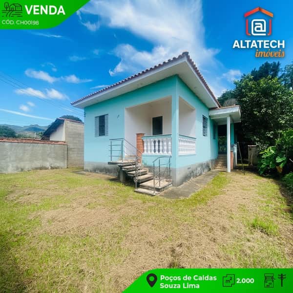 Fachada de casa térrea azul com varanda e jardim. Imóvel à venda em Poços de Caldas, Minas Gerais.