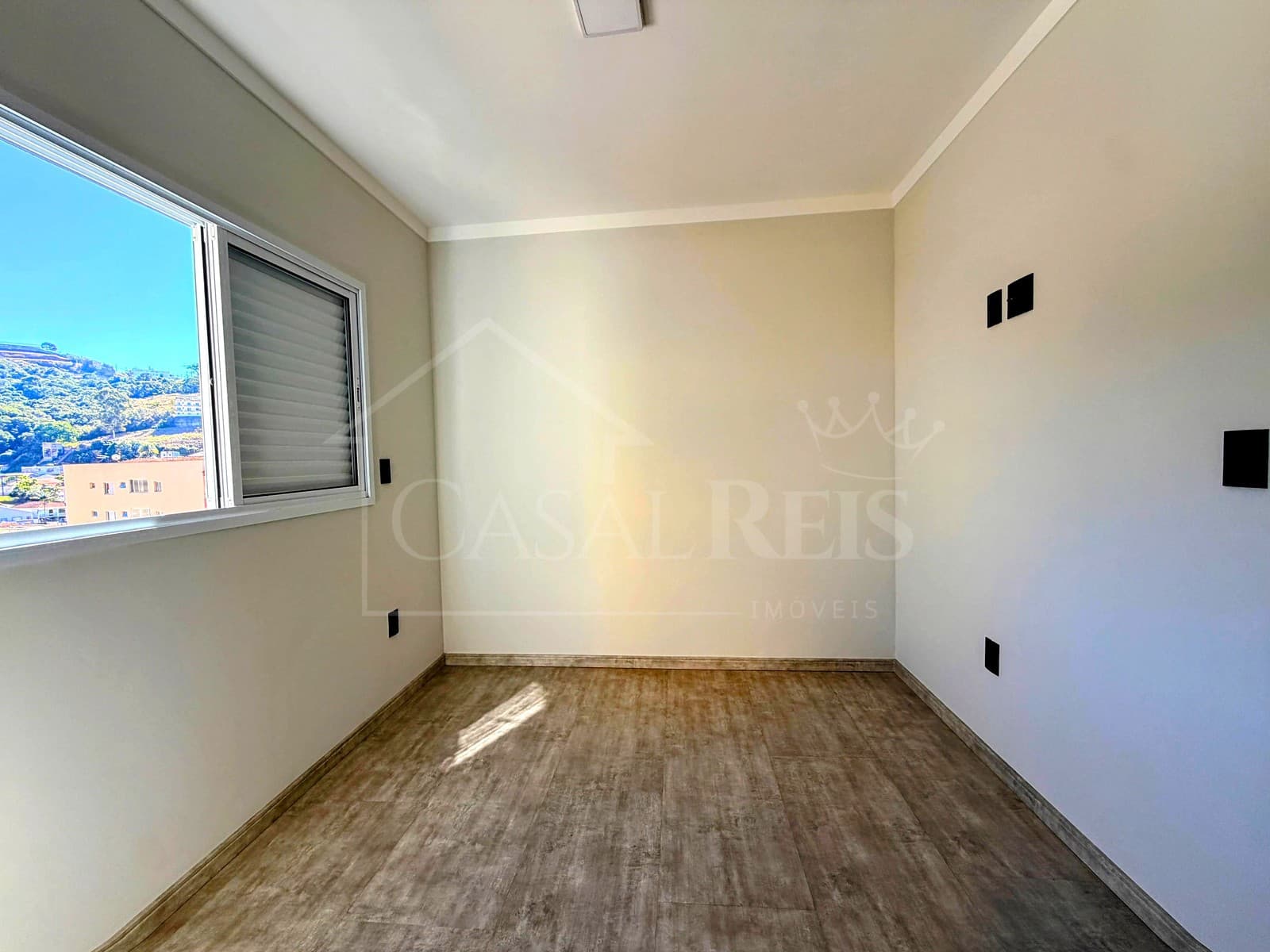 Quarto vazio com paredes claras