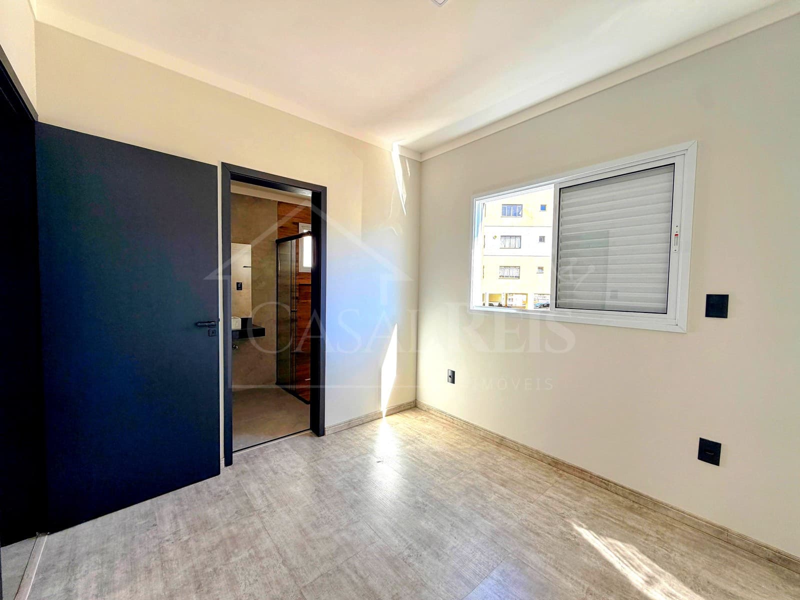 Quarto claro com piso