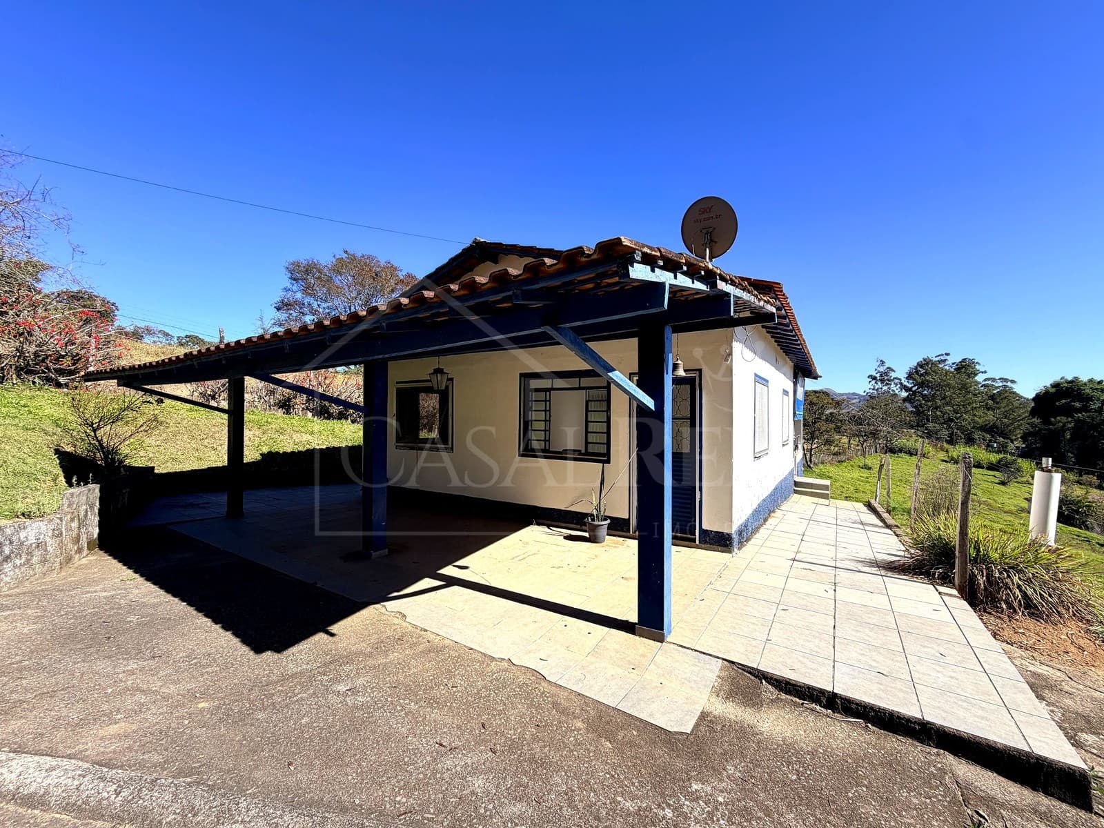 Fachada de casa branca