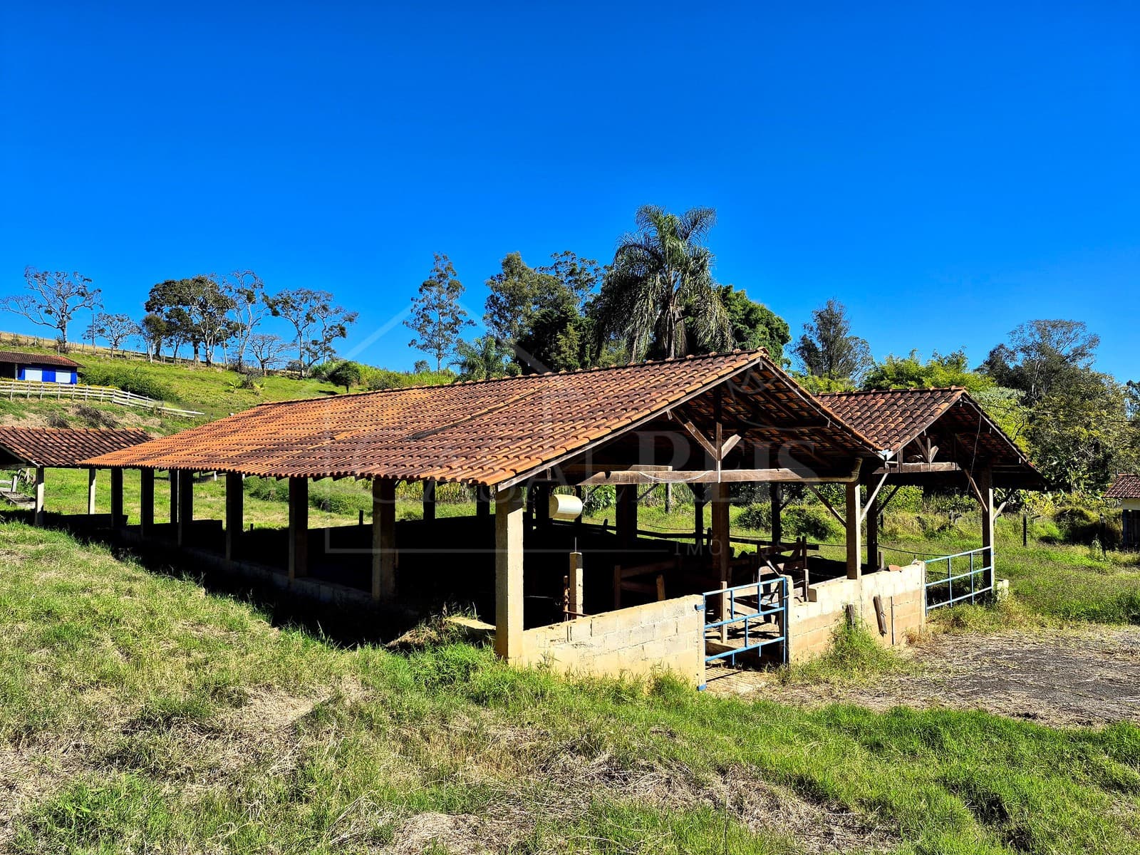 Área externa rural com dois