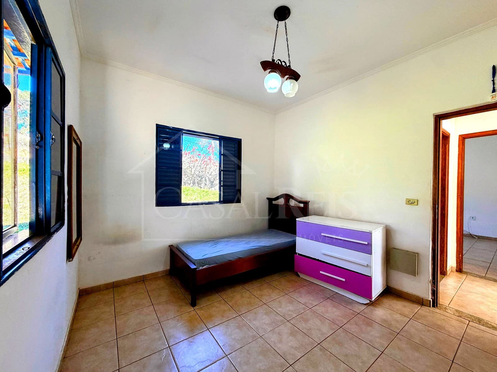 Quarto simples com cama de