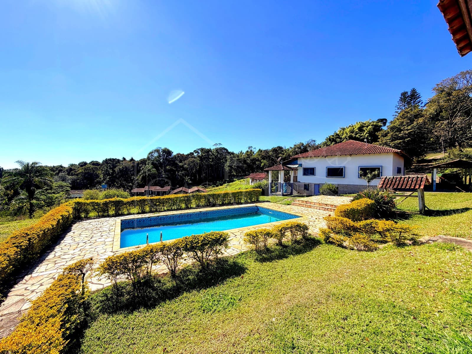 Área externa com piscina azul