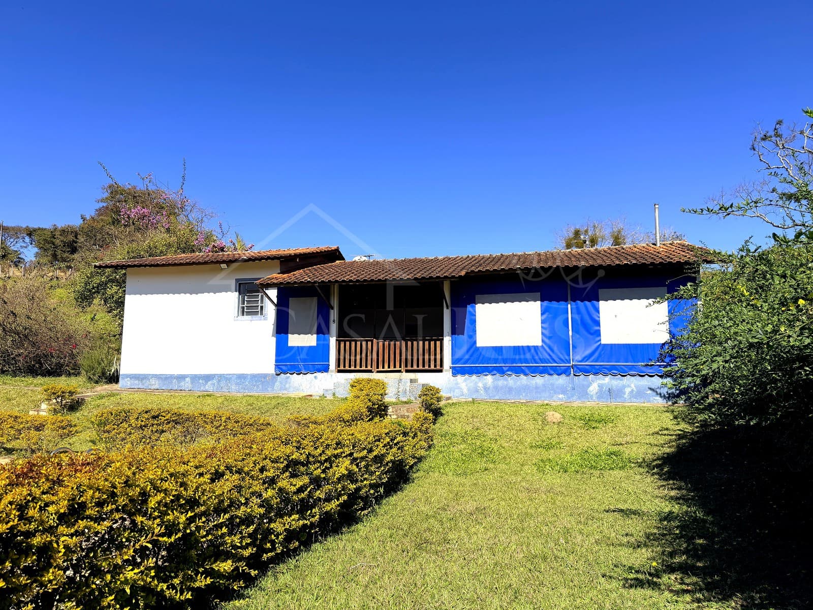 Fachada de casa branca e