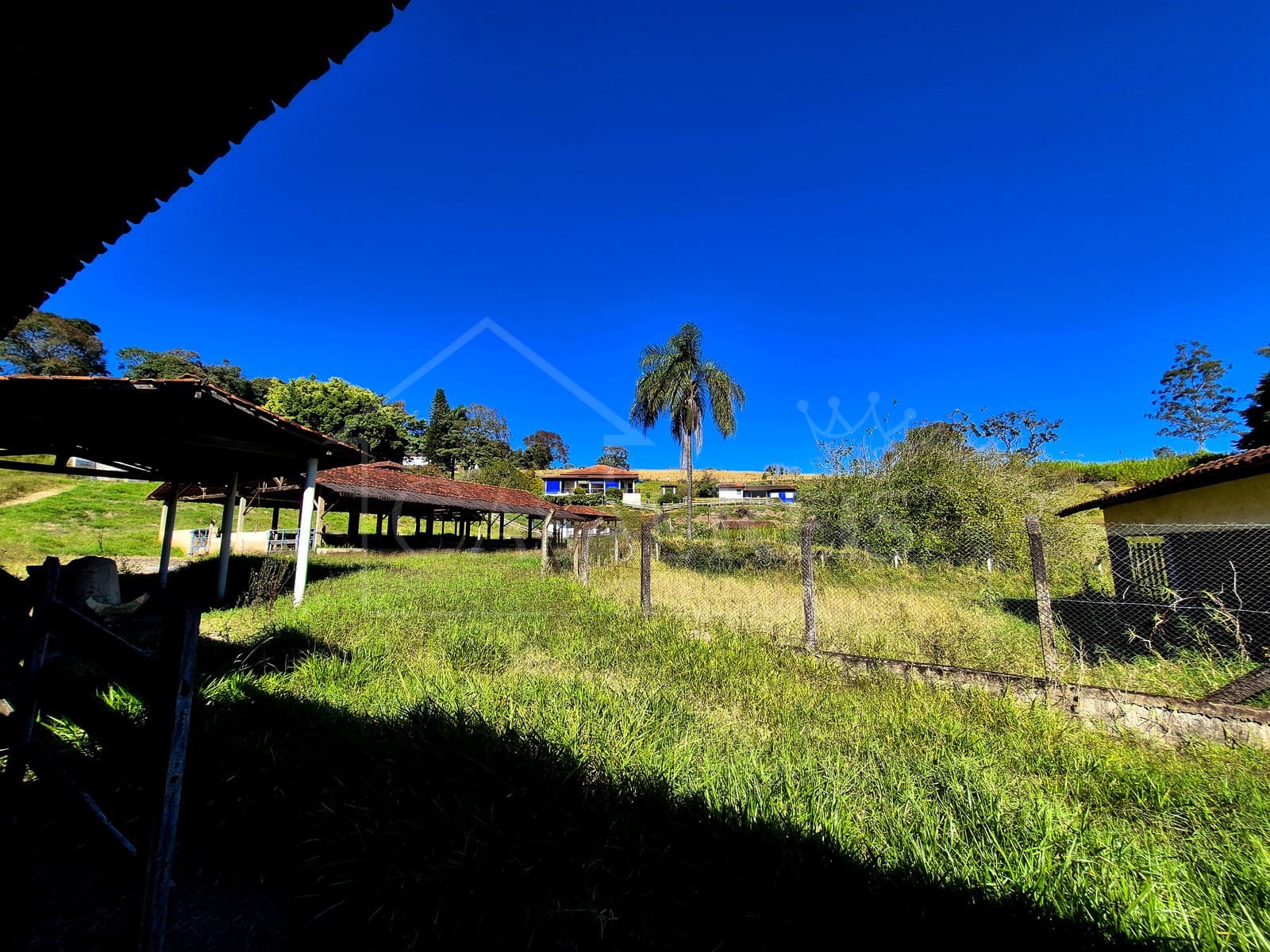Área externa rural com gram