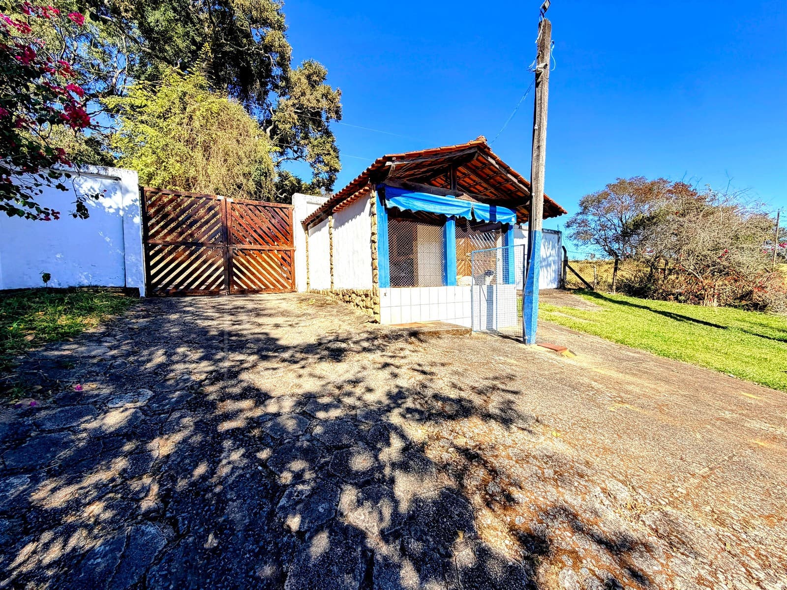 Fachada de casa simples com