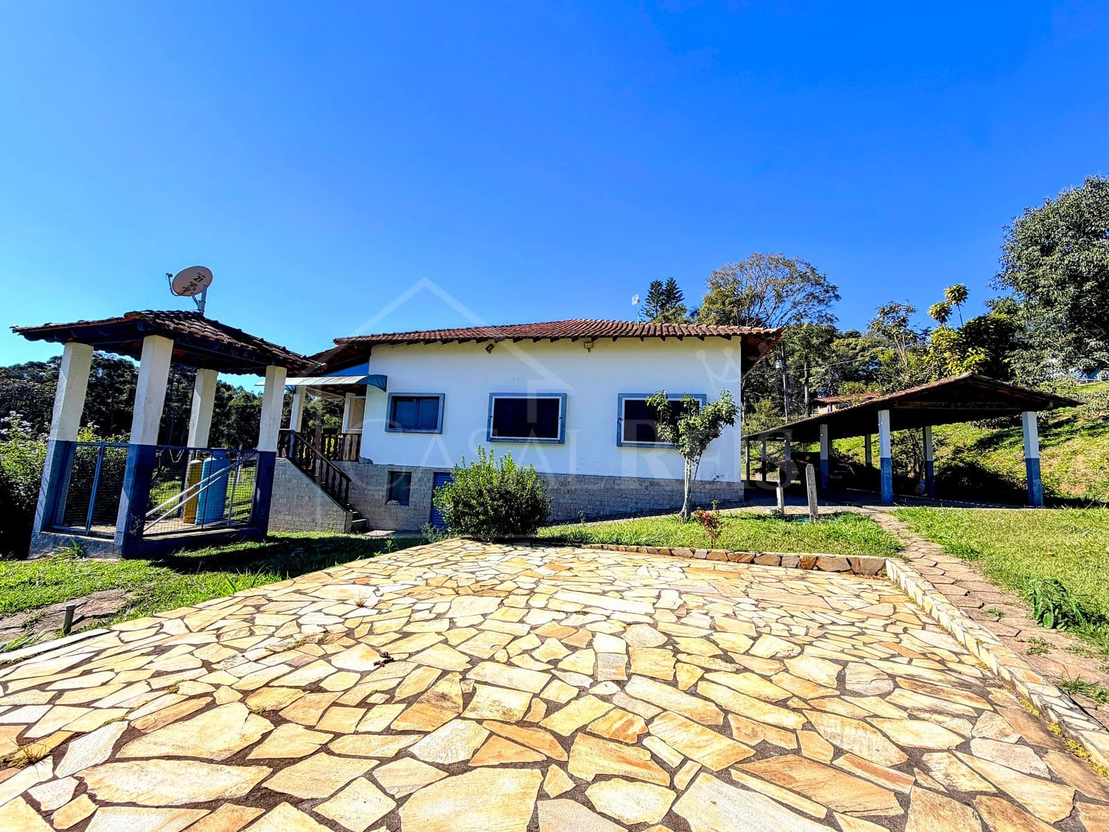 Fachada de casa branca