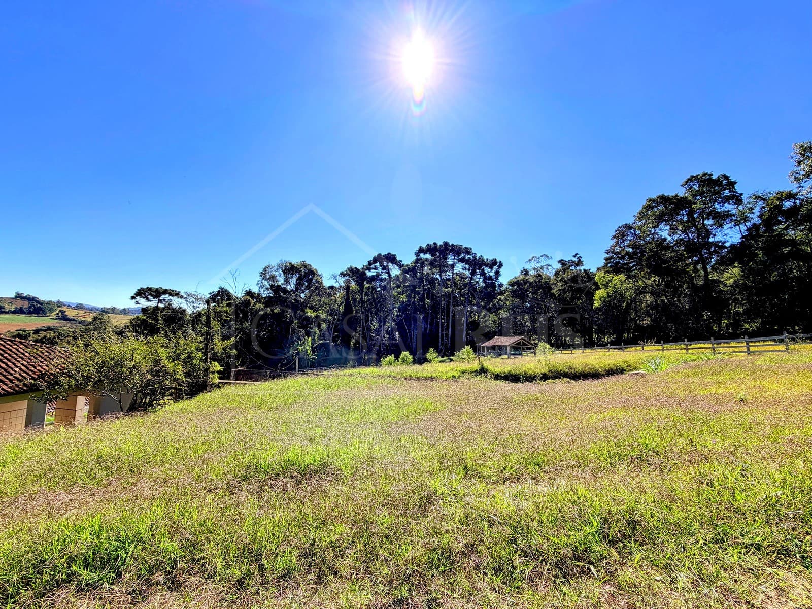 Área externa com amplo campo